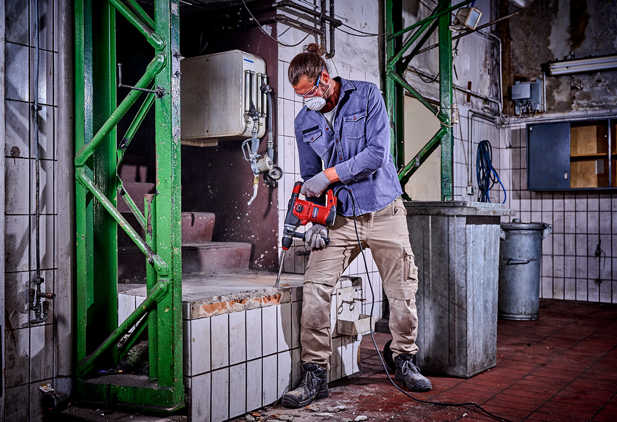 Απεικονίζεται διάτρηση σε δομικό υλικό.